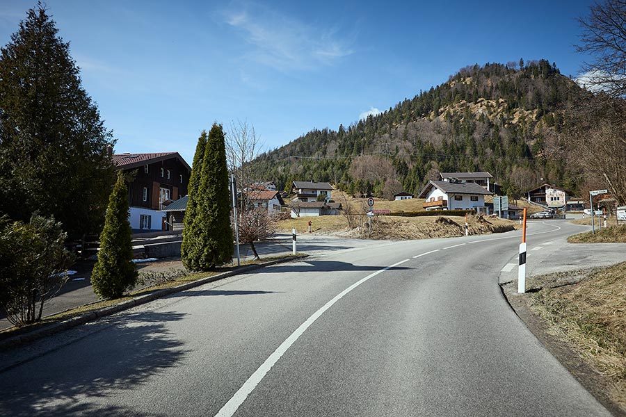 Zufahrt zum Chalet auf der linken Seite
