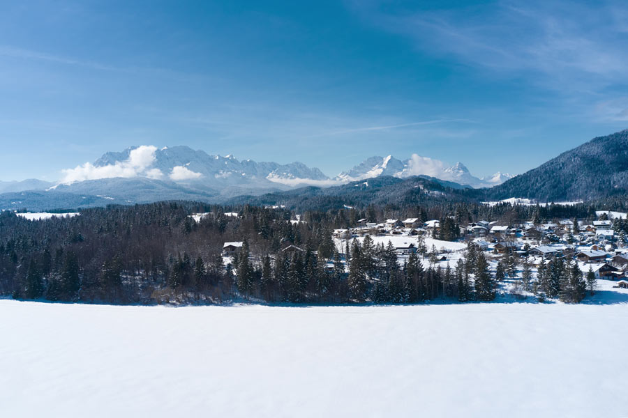 Blick auf das Wettersteingebirge und Krün